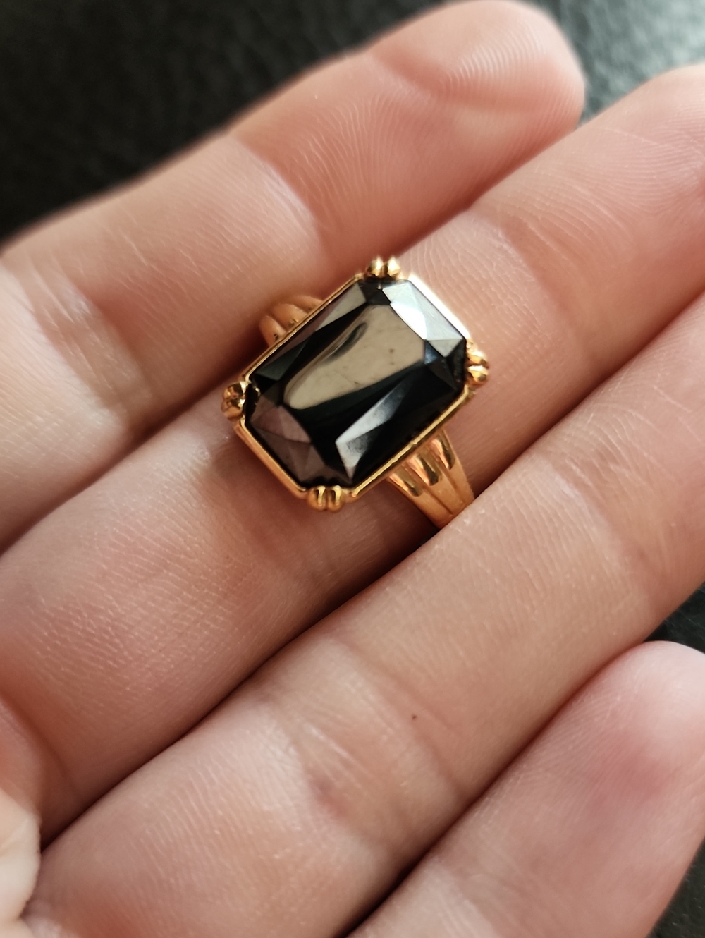 VTG Avon Gold Tone Ring with Large Black Rectangular Stone- Size 7.5 - Picture 2 of 9